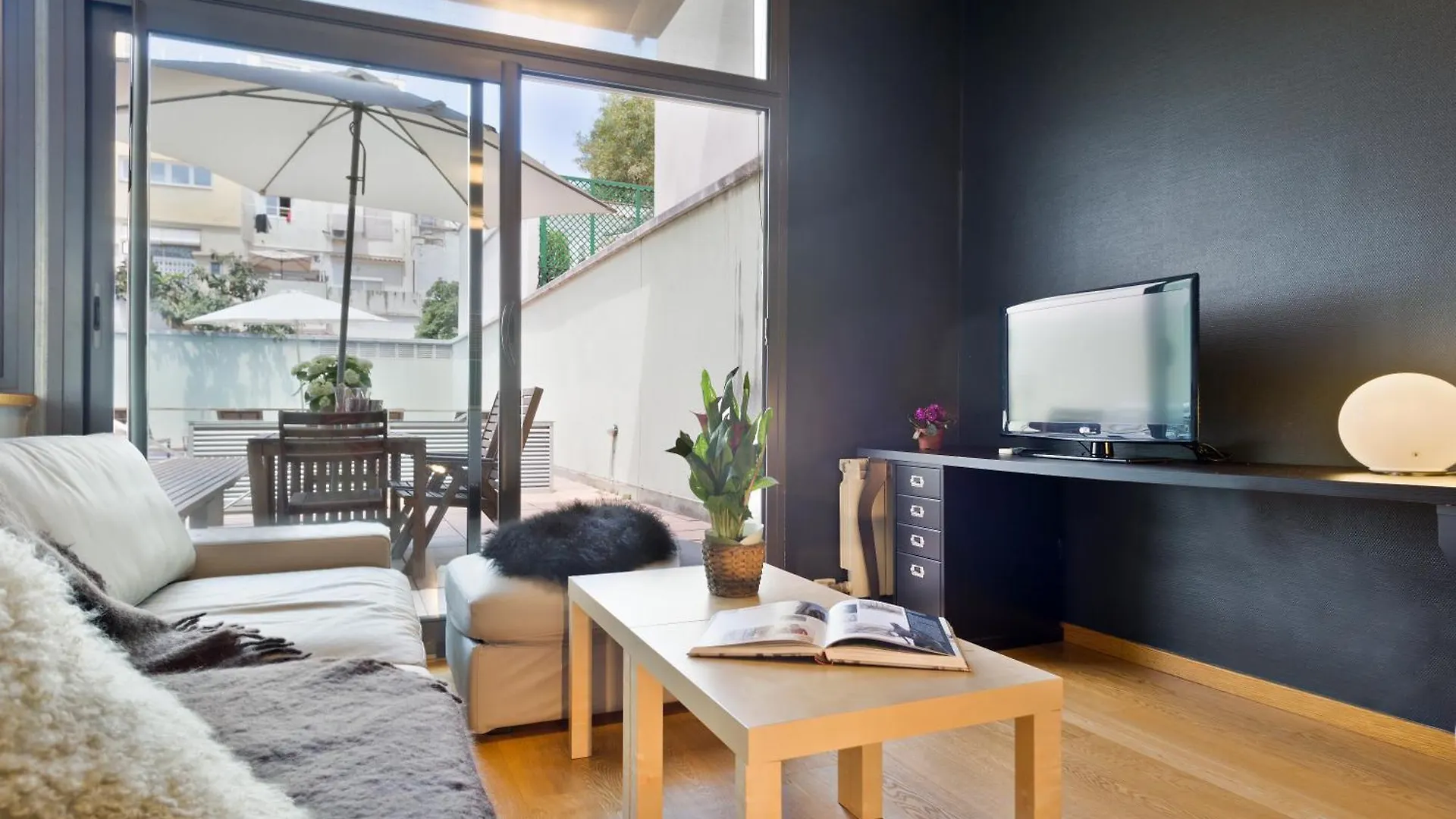 My Space Emirates - Bright Apartment In Gracia With Shared Pool Барселона 0*,  Испания