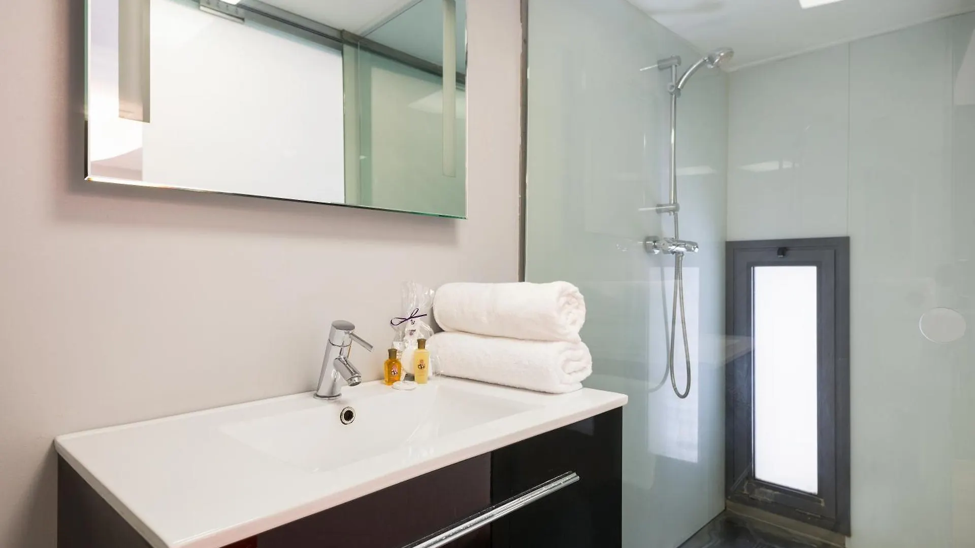 My Space Emirates - Bright Apartment In Gracia With Shared Pool Барселона