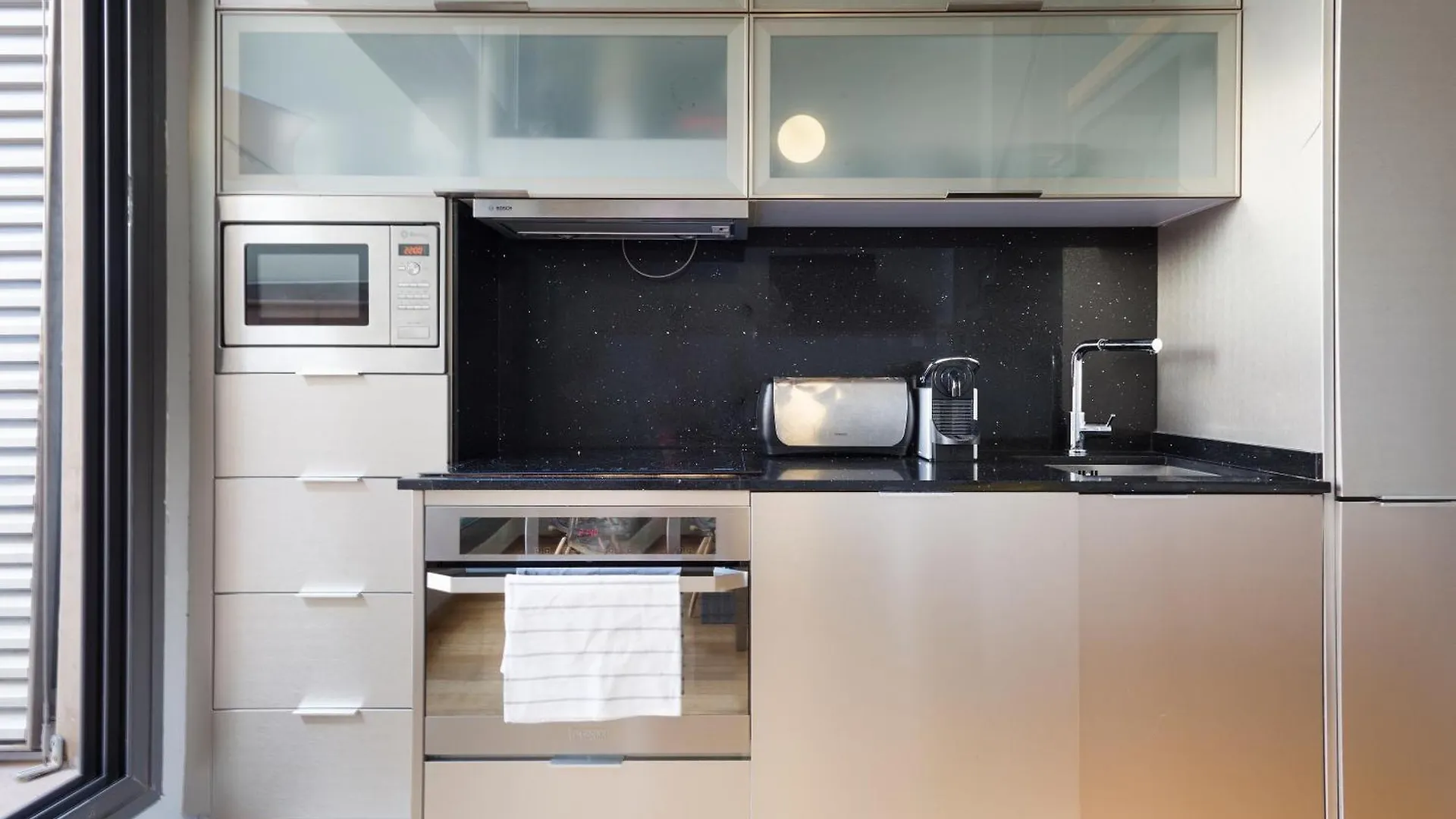 My Space Emirates - Bright Apartment In Gracia With Shared Pool Барселона