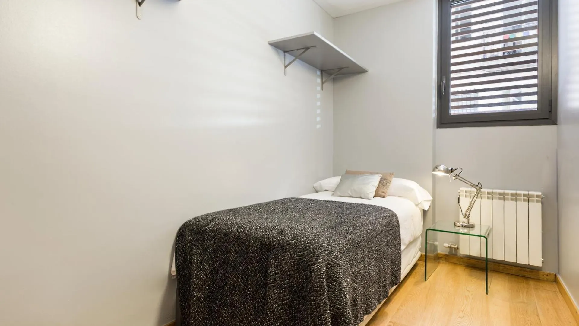 My Space Emirates - Bright Apartment In Gracia With Shared Pool Барселона Испания
