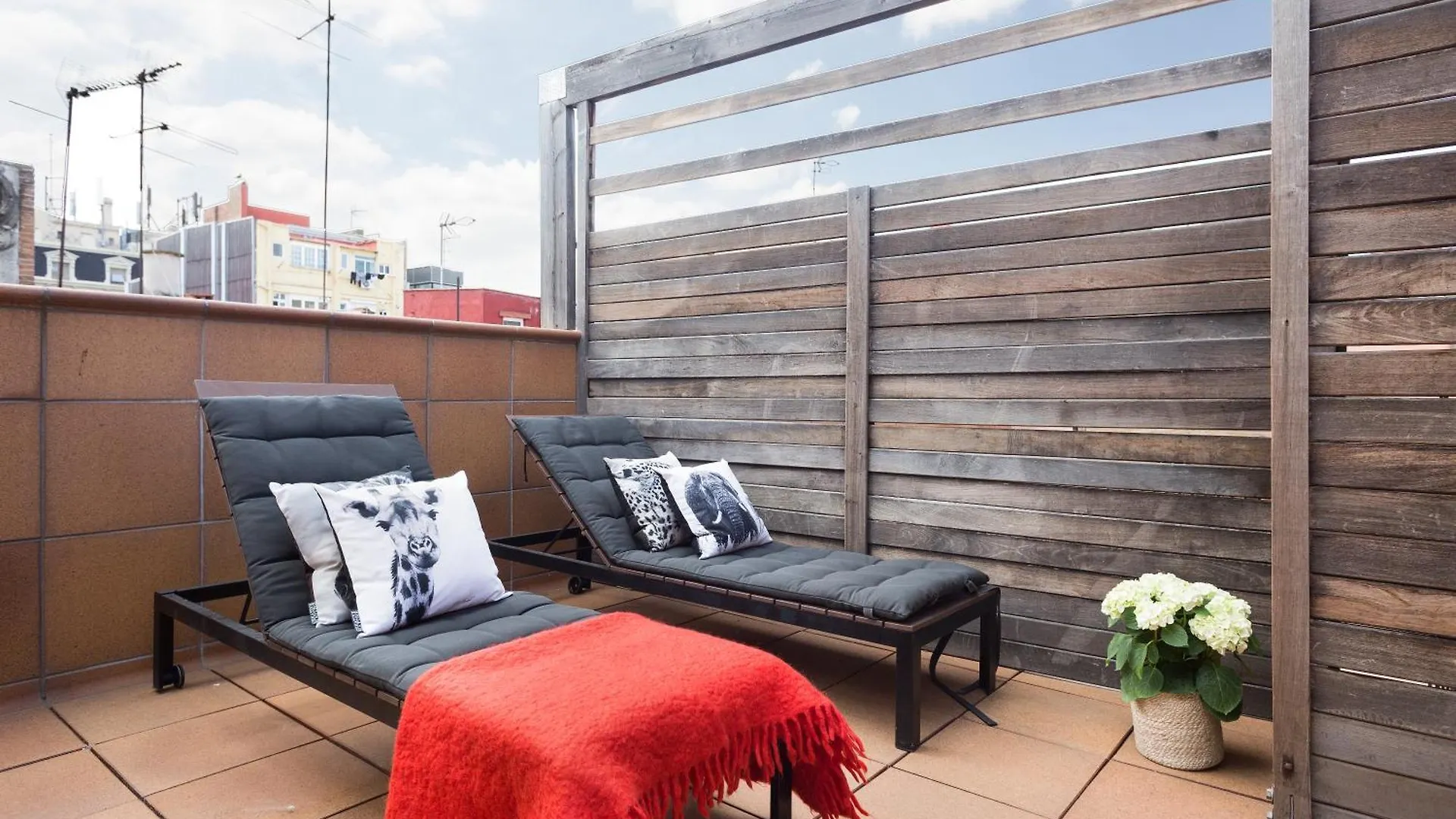 My Space Emirates - Bright Apartment In Gracia With Shared Pool Барселона