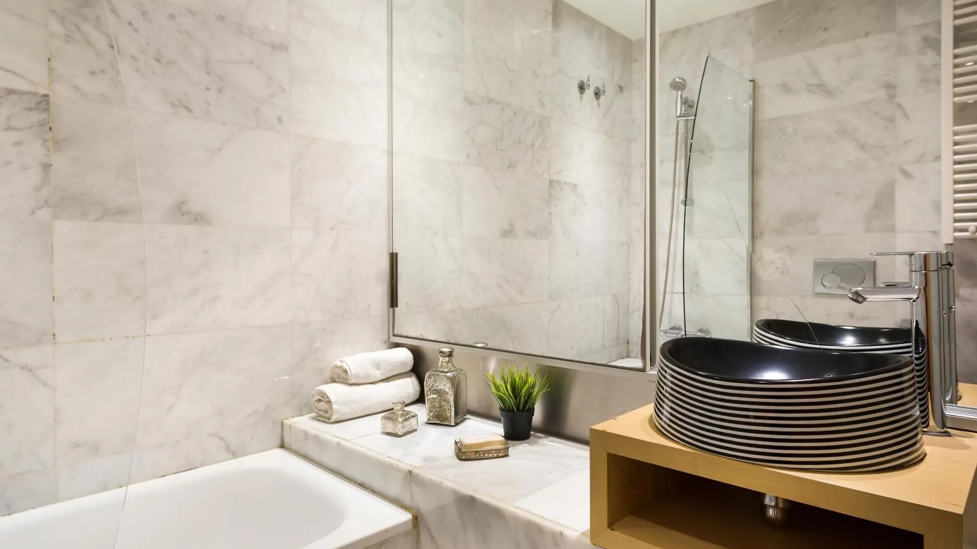 My Space Emirates - Bright Apartment In Gracia With Shared Pool Барселона 0*,  Испания