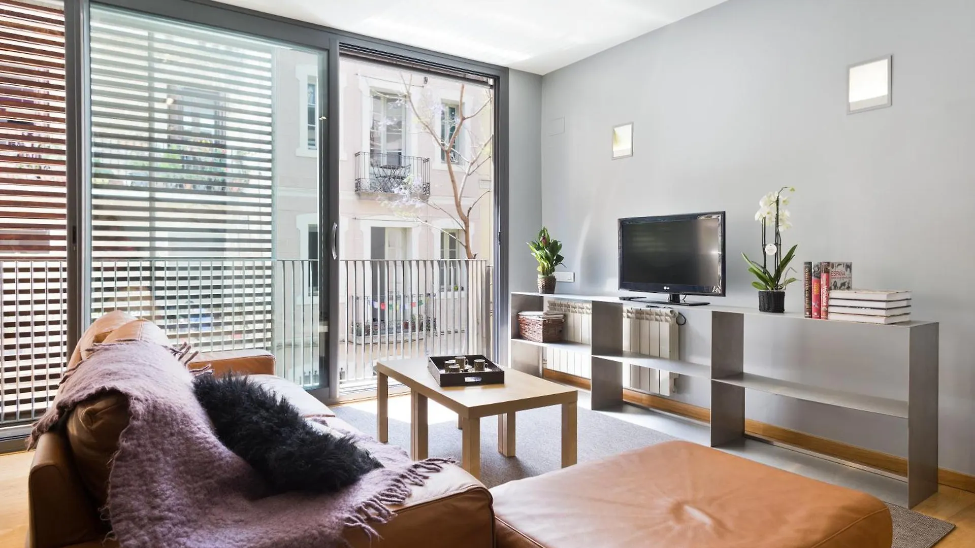 My Space Emirates - Bright Apartment In Gracia With Shared Pool Барселона Испания