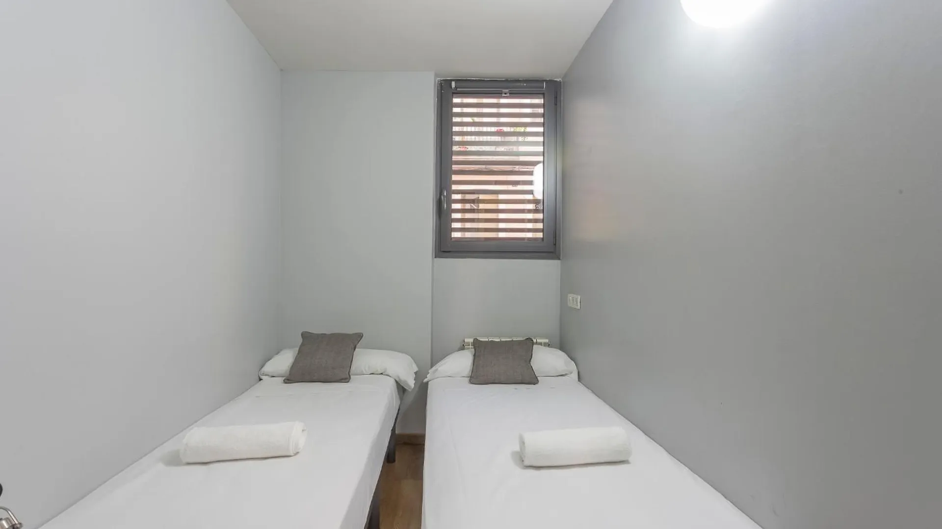 My Space Emirates - Bright Apartment In Gracia With Shared Pool Барселона Испания