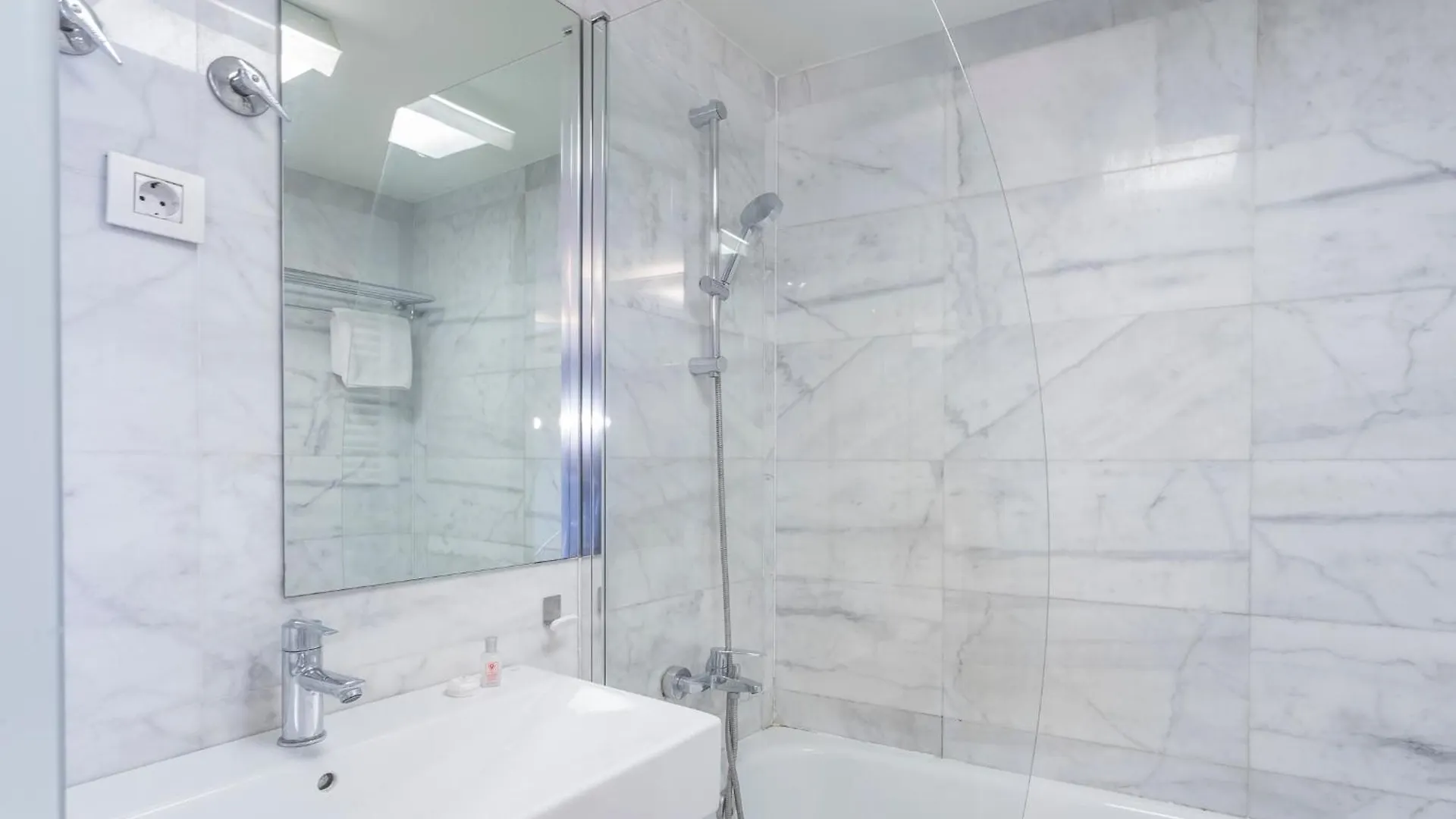 My Space Emirates - Bright Apartment In Gracia With Shared Pool Барселона