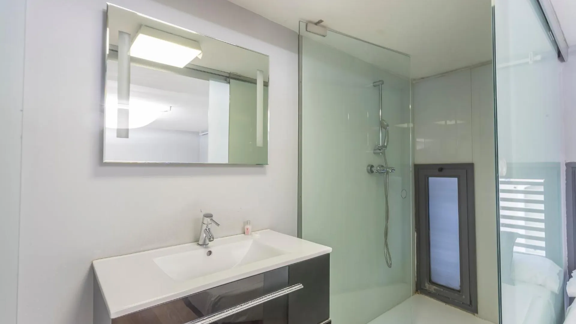 My Space Emirates - Bright Apartment In Gracia With Shared Pool Барселона