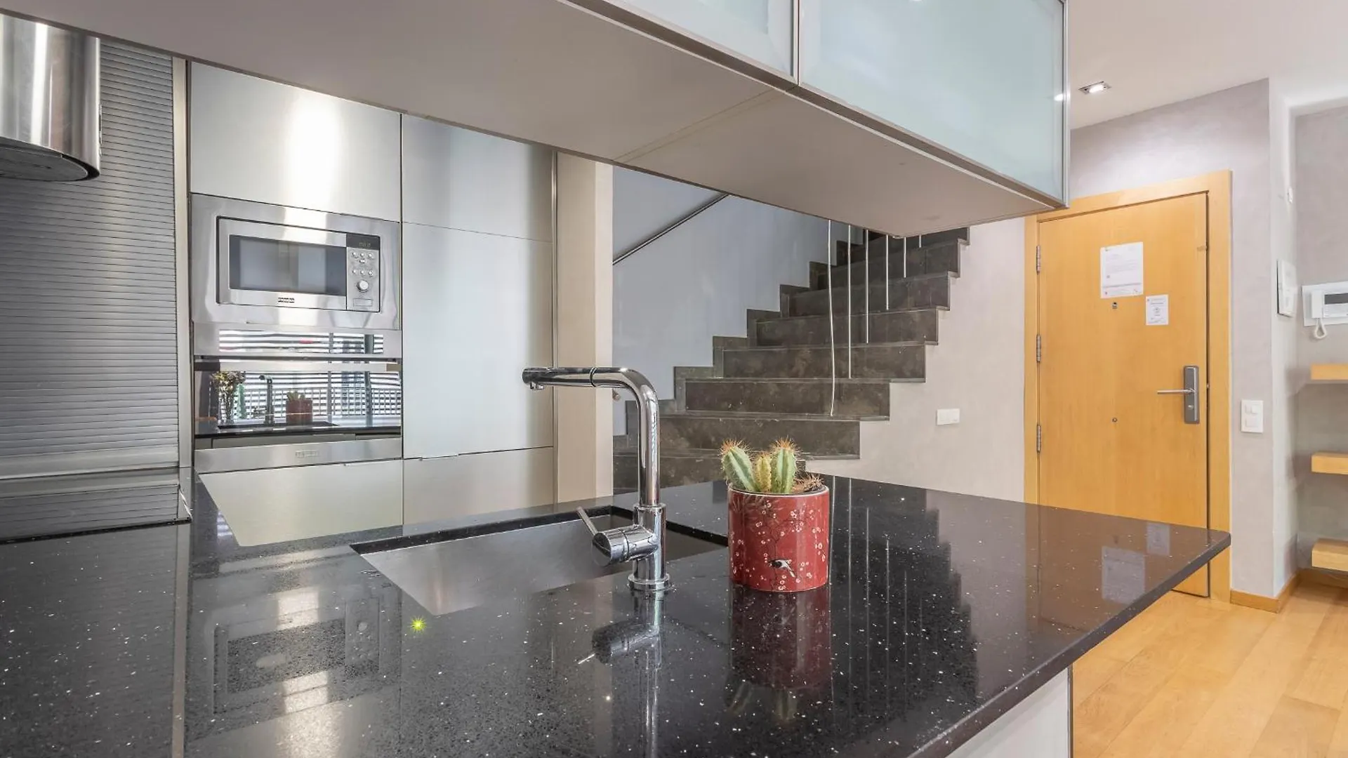 My Space Emirates - Bright Apartment In Gracia With Shared Pool Барселона