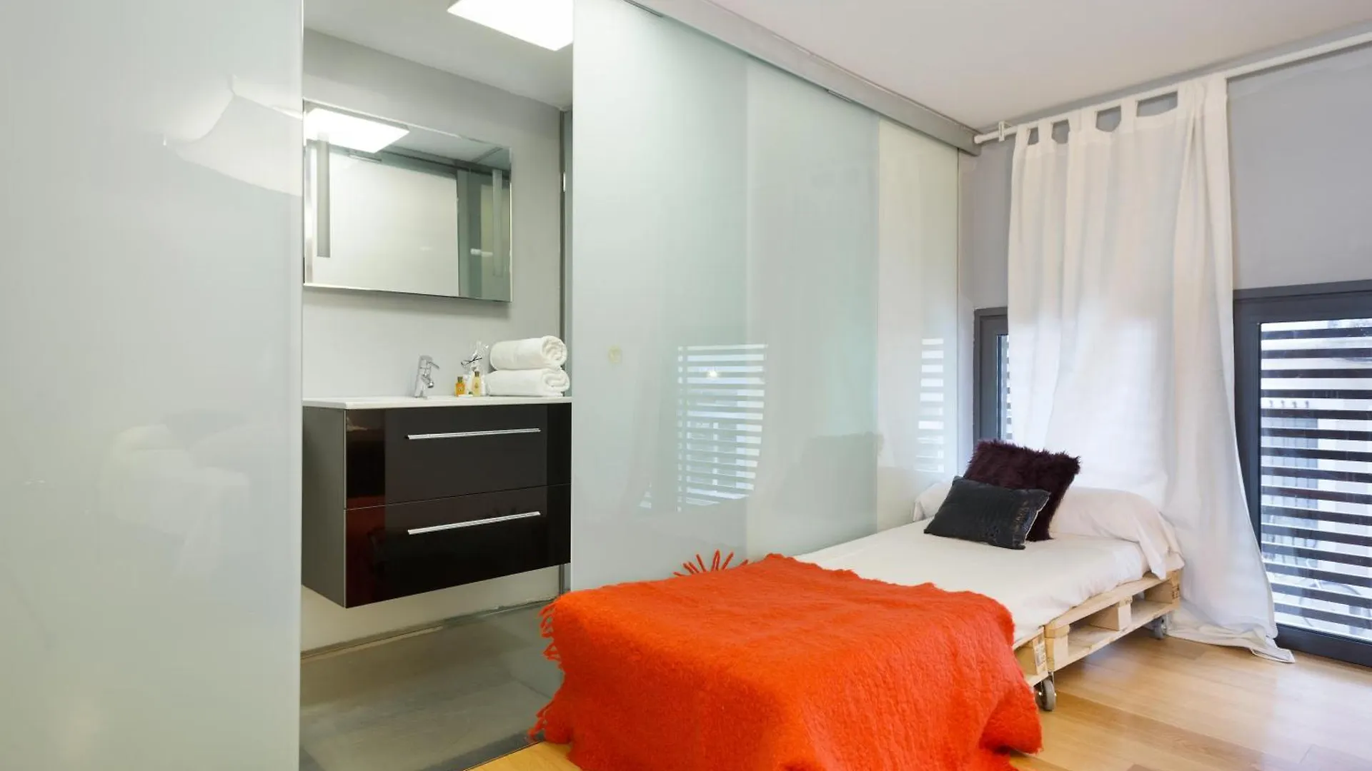 My Space Emirates - Bright Apartment In Gracia With Shared Pool Barcelona