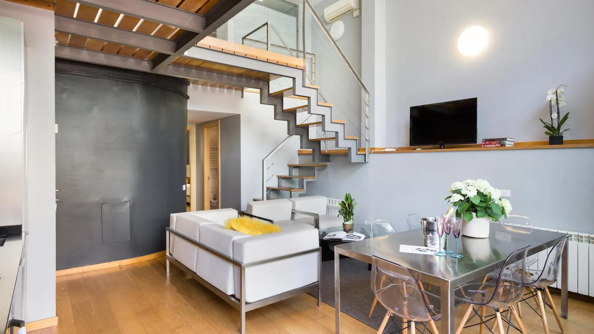 My Space Emirates - Bright Apartment In Gracia With Shared Pool Barcelona