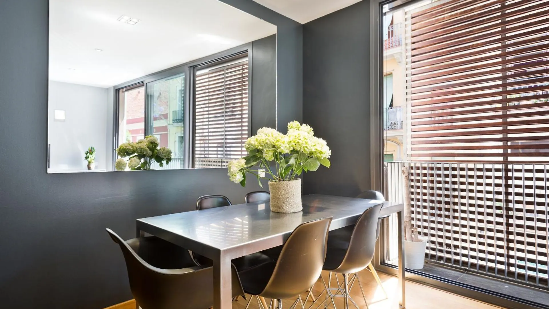 My Space Emirates - Bright Apartment In Gracia With Shared Pool Barcelona