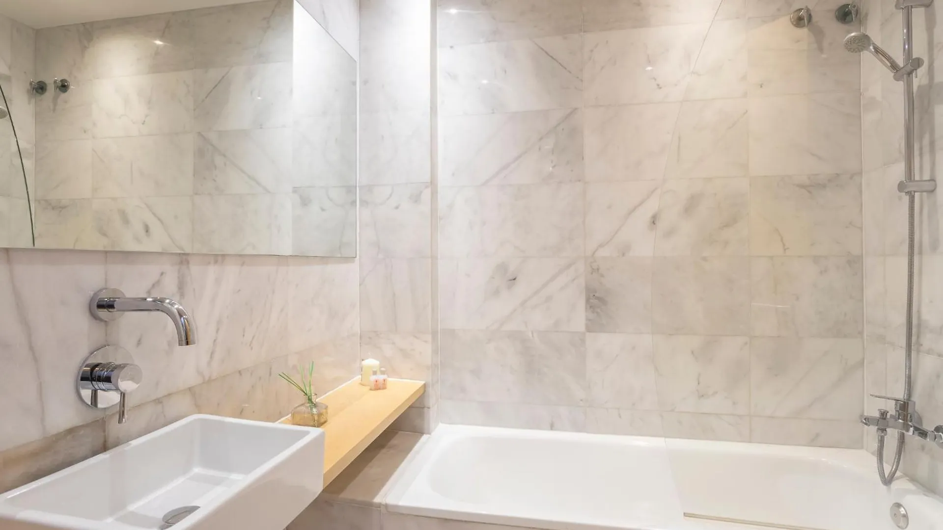 My Space Emirates - Bright Apartment In Gracia With Shared Pool Barcelona 0*,